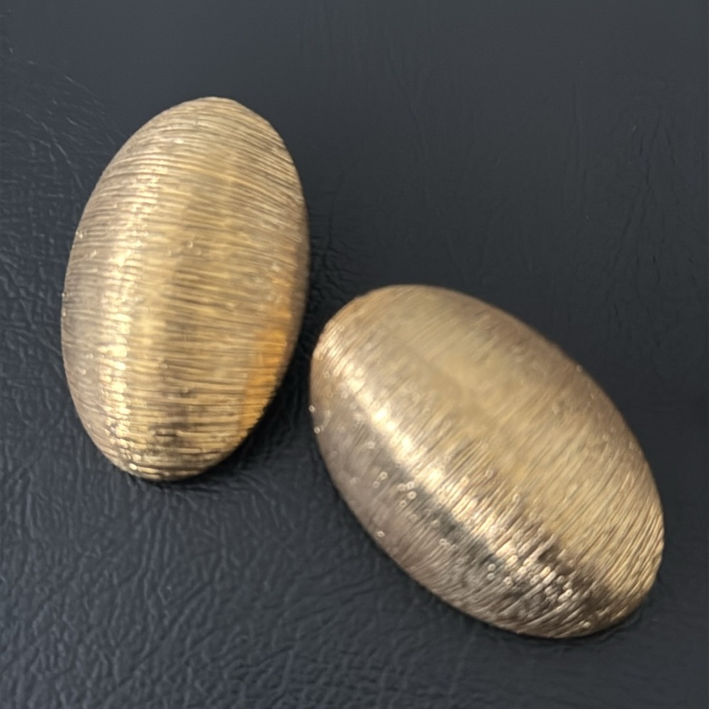 VINTAGE GOLD TONE LARGE CLIP ON EARRINGS OVAL TEXTURED 80'S